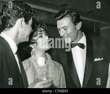 ELIZABETH TAYLOR avec mari Eddie Fisher à gauche et Laurence Harvey à propos de 1962 Banque D'Images