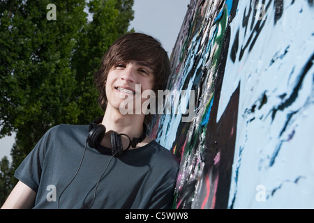 Allemagne, Berlin, young woman with headphones, smiling Banque D'Images