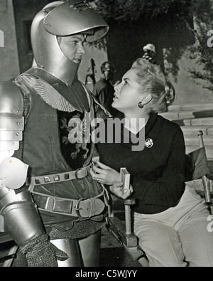 TONY CURTIS avec la première épouse Janet Leigh en 1954 alors qu'il tournait le dos de bouclier Falworth Banque D'Images