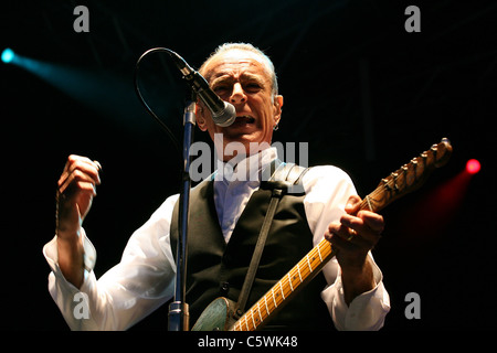 Status Quo frontman Francis Rossi joue à la foule à Rockin' le Dock à Cowes, île de Wight Banque D'Images