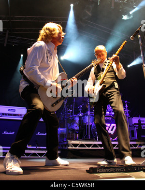 Rockers légendaires Francis Rossi et Rick Parfitt de Status Quo jouer Rockin' le Dock à Cowes, île de Wight Banque D'Images