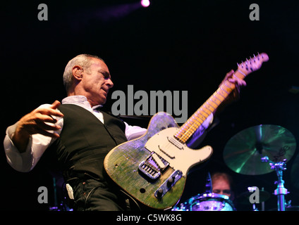 Rockers légendaires Status Quo jouer Rockin' le Dock à Cowes, île de Wight Banque D'Images