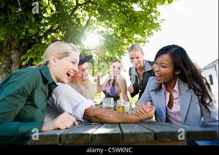 Allemagne, Berlin, portrait dans le jardin de la bière, bras de fer Banque D'Images