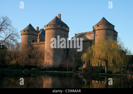 Le Château de Lassay (xve siècle), situé au coeur de la ville de Lassay-les-Chateaux (département Mayenne (France). Banque D'Images
