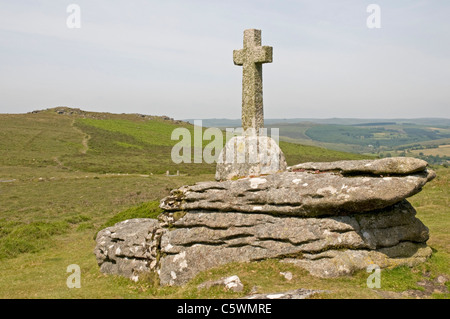 Croix du Souvenir à Evelyn Anthony Cave Penney au bord d'Corndon vers le bas, le centre de Dartmoor, avec Yar Tor en arrière-plan Banque D'Images