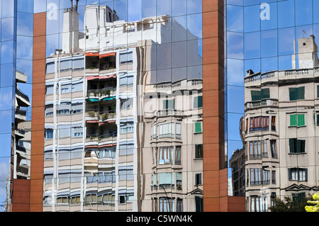 Aluminium-Glas Bürogebäudes la façade-eines, Palma, Majorque. - Aluminium façade en verre d'un immeuble de bureaux, Palma, Majorque. Banque D'Images