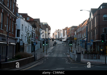 GUILDFORD, Angleterre, 27 juillet 2011 - vue de Guildford High Street au petit matin soleil de l'été. Usage éditorial uniquement. Banque D'Images