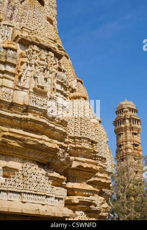 Meera (Samadhisuara) Temple et la Tour de la Victoire, Chittorgarh Fort, Rajasthan, Inde Banque D'Images