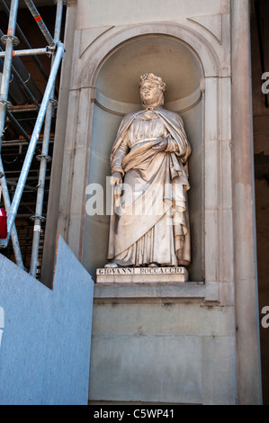 Une statue en marbre de Boccace par Fantachiotti Gionanni Odoardo (1809-1877), dans la Piazzale degli Uffizi, Florence. Banque D'Images