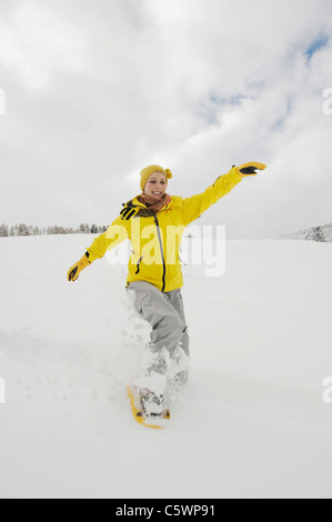 Jeune femme portant chapeau bobble, portrait Banque D'Images