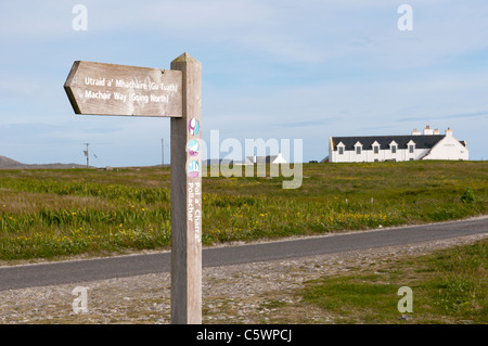 Un panneau indiquant le sentier de grande façon "machair" en face de l'Polochar Inn sur l'Hebridean island de South Uist. Banque D'Images
