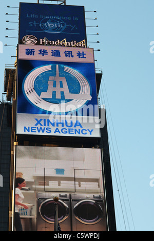 L'agence de presse chinoise Xinhua fait la promotion de sa présence aux États-Unis avec un panneau lumineux à Times Square à New York Banque D'Images