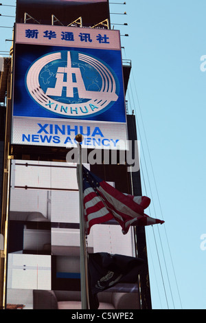 L'agence de presse chinoise Xinhua fait la promotion de sa présence aux États-Unis avec un panneau lumineux à Times Square à New York Banque D'Images