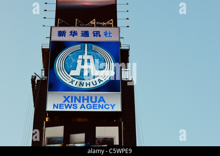 L'agence de presse chinoise Xinhua fait la promotion de sa présence aux États-Unis avec un panneau lumineux à Times Square à New York Banque D'Images