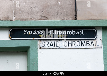 Gaélique et en anglais plaques de rue à Stornoway, Outer Hebrides Banque D'Images