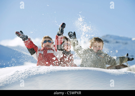 Germany, Berlin, les enfants de jeter de la neige dans l'air Banque D'Images