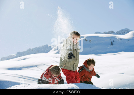 Germany, Berlin, les enfants de jeter de la neige dans l'air Banque D'Images