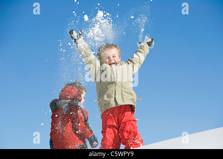 Germany, Berlin, les enfants de jeter de la neige dans l'air Banque D'Images