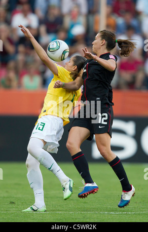 Erika du Brésil (13) apporte la balle vers le bas contre Lauren Cheney des États-Unis (12) lors d'un 2011 Women's World Cup Match. Banque D'Images