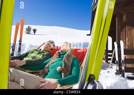 Germany, Berlin, young woman resting in chaises Banque D'Images