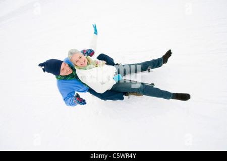 Germany, Berlin, Young couple sledding Down hill, rire, portrait Banque D'Images