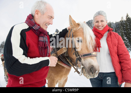 Germany, Berlin, young woman par cheval, smiling, portrait, close-up Banque D'Images