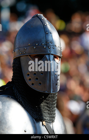 Un homme porte un casque de métal et de la chaîne courrier, représentant le type d'armure protectrice que portaient les chevaliers du Moyen-Âge. Banque D'Images