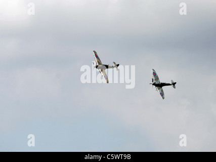 LF363 Hawker Hurricane MK IIC Supermarine Spitfire MK VB AB910 BATTLE OF BRITAIN MEMORIAL FLIGHT 02 Juillet 2011 Banque D'Images