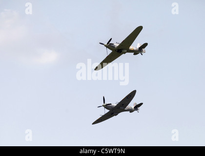 LF363 Hawker Hurricane MK IIC Supermarine Spitfire MK VB AB910 BATTLE OF BRITAIN MEMORIAL FLIGHT 02 Juillet 2011 Banque D'Images