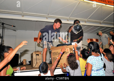 Dave législateur Denenberg distribution de 20 casques de vélo gratuit pour les enfants à la sortie, à Freeport, NEW YORK, 2 août 2011 Banque D'Images