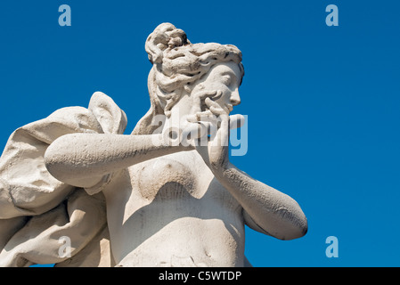 La sculpture baroque de joueur de flûte au Château Belvedere Garden (Belvederegarten), Vienne (Wien, Autriche) Banque D'Images
