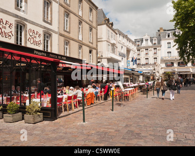 Café dans la vieille ville fortifiée de Saint Malo Bretagne Banque D'Images