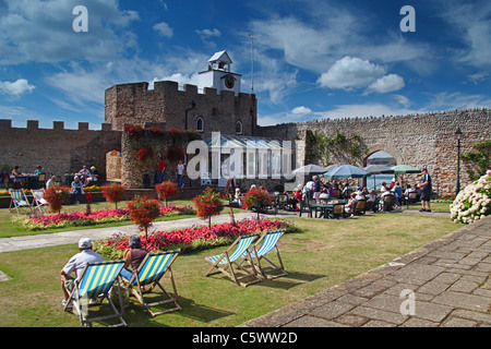 Les vacanciers profitant du soleil à l'intérieur des murs de jardins en Connaught, Cornwall, Devon, England, UK Banque D'Images