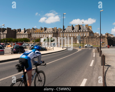 Cyclisme sur route de Saint-Malo en Bretagne France Banque D'Images