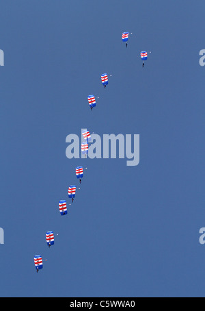 L'ÉQUIPE DE DÉMONSTRATION DE PARACHUTISME FALCONS RAF 03 Juillet 2011 Banque D'Images