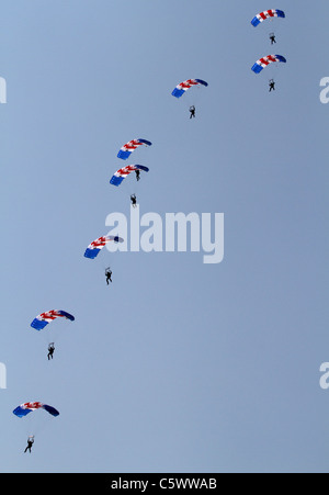 L'ÉQUIPE DE DÉMONSTRATION DE PARACHUTISME FALCONS RAF 03 Juillet 2011 Banque D'Images