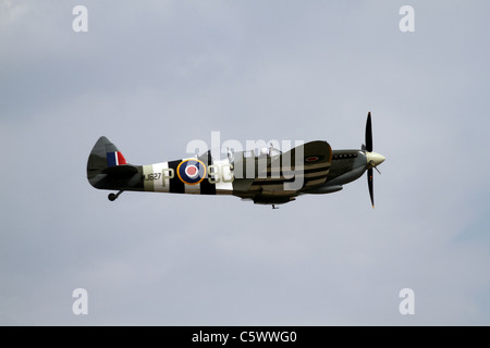 SUPERMARINE SPITFIRE T9 MJ627 AVIATION BAYLISS FORMATEUR 03 Juillet 2011 Banque D'Images