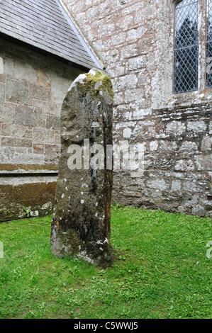 Un pilier en pierre Vitalinus inscrit avec pierre et l'alphabet latin Ogham Église St Brynach Pembrokeshire Wales Cymru Nevern UK GO Banque D'Images
