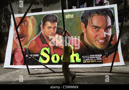 L'Inde, Mumbai, Bombay Goa Cinéma Arts agglomeration, artistes peignent grand mur des affiches que publicité pour les nouveaux films au cinéma de Bollywood Banque D'Images