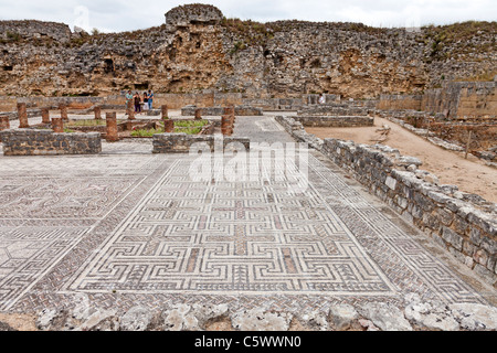 Maison de la swastika Villa mosaïques et mur de défense à Conimbriga, le mieux conservé des ruines de la ville romaine au Portugal. Banque D'Images