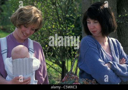 Femme malheureuse à la recherche à l'autre et son bébé Banque D'Images