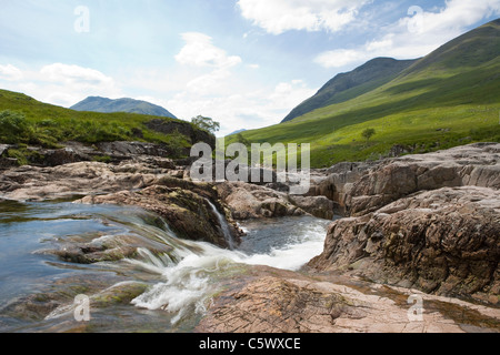 La rivière Etive passant par Glen Etive Ecosse sur un jour d'été Banque D'Images