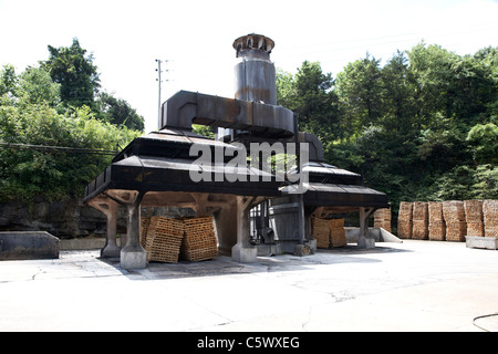 Des piles de bois d'érable prêt à brûler pour se transformer en charbon filtre dans la distillerie Jack Daniels rickyard Lynchburg , Tennessee Banque D'Images