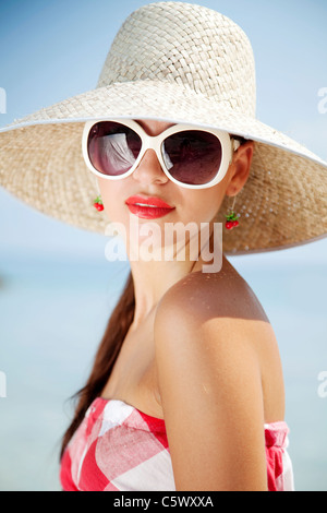 Portrait de femme en costume d'été 50s sur la plage Banque D'Images