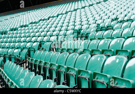 Des rangées de sièges en plastique vert au stade de rugby de Twickenham Stadium, domicile de l'équipe d'Angleterre. Banque D'Images