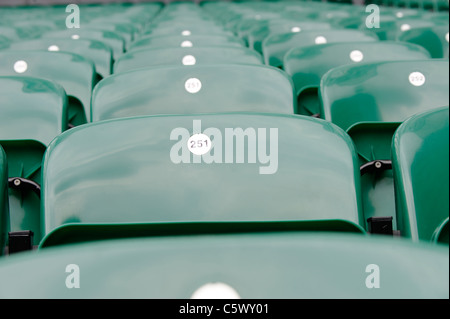 Des rangées de sièges en plastique vert au stade de rugby de Twickenham Stadium, domicile de l'équipe d'Angleterre. Banque D'Images