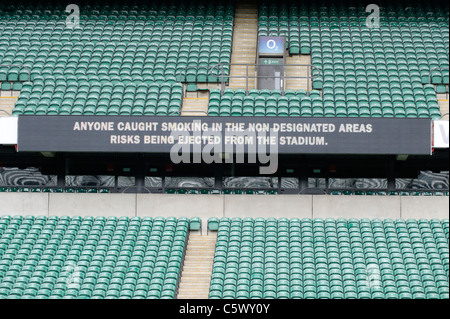 Ne pas fumer - les panneaux d'avertissement et sièges vert dans le stade de Twickenham, stade de l'équipe de rugby de l'Angleterre. Banque D'Images