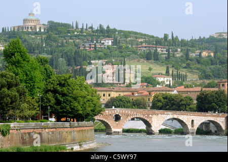 Les rives de la rivière Adige et Ponte Pietra à Vérone Banque D'Images