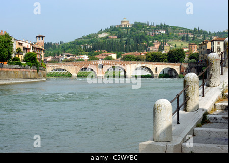 Les rives de la rivière Adige et Ponte Pietra à Vérone Banque D'Images