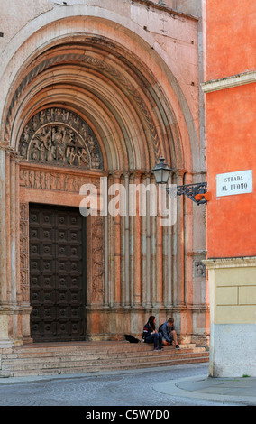 Un couple assis sur les marches de l'Battistero à Parme Banque D'Images